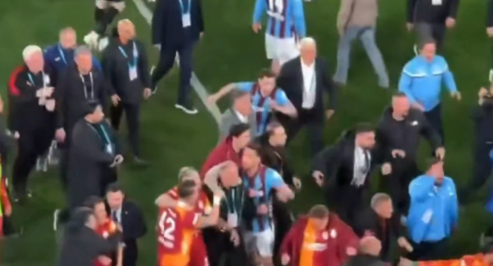 Χαμός στην Τουρκία: Γενική σύρραξη μεταξύ παικτών μετά το Τράμπζονσπορ – Γαλατάσαραϊ! (vid)