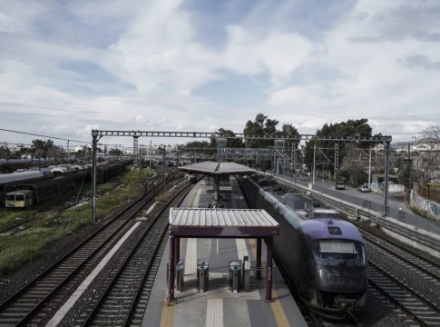 Ακινητοποιήθηκε τρένο στη γραμμή Θεσσαλονίκη – Έδεσσα λόγω πτώσης δέντρου