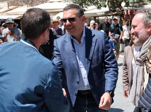 Αλέξης Τσίπρας: «Το πρωί καθηγητής, το βράδυ ντελιβεράς – Το αξιακό κόστος στην Ελλάδα των «γαλάζιων» ακρίδων»