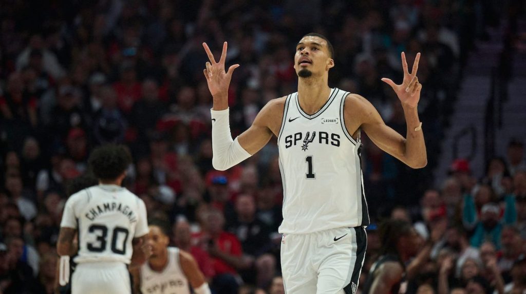 Μία νίκη μακριά από την πρόκριση οι Σπερς με κορυφαίο Γουεμπανιάμα (114-93) – Γλίτωσαν την «σκούπα» οι Ρόκετς (115-96)