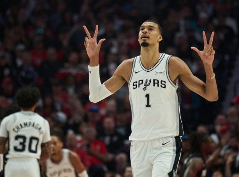 Μία νίκη μακριά από την πρόκριση οι Σπερς με κορυφαίο Γουεμπανιάμα (114-93) – Γλίτωσαν την «σκούπα» οι Ρόκετς (115-96)