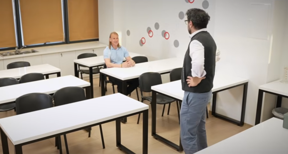 Το πρωτότυπο βίντεο της ΑΕΚ για την ανανέωση του Βίντα με Μελέτη Ηλία σε ρόλο καθηγητή