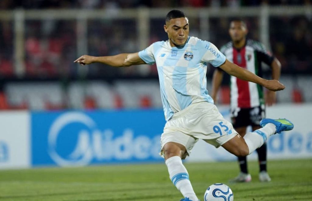 Τελείως… άνιωθος: Πρώην «στόχος» της ΑΕΚ έχασε το ίδιο πέναλτι, τρεις φορές! (vids)