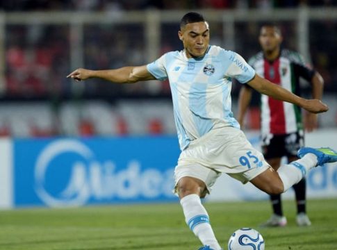 Τελείως… άνιωθος: Πρώην «στόχος» της ΑΕΚ έχασε το ίδιο πέναλτι, τρεις φορές! (vids)