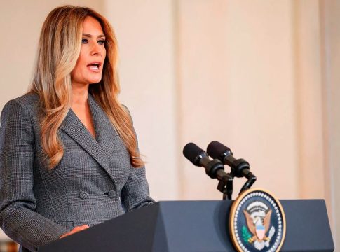 Μελάνια Τραμπ: «Να σταματήσουν τα ψέματα που με συνδέουν με τον ελεεινό Επστάιν» (vid)