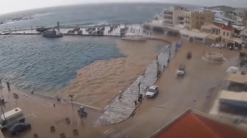 Εντυπωσιακές εικόνες από την Τήνο: Η κακοκαιρία «μετέτρεψε» τη θάλασσα σε καφέ μέσα σε λίγα λεπτά