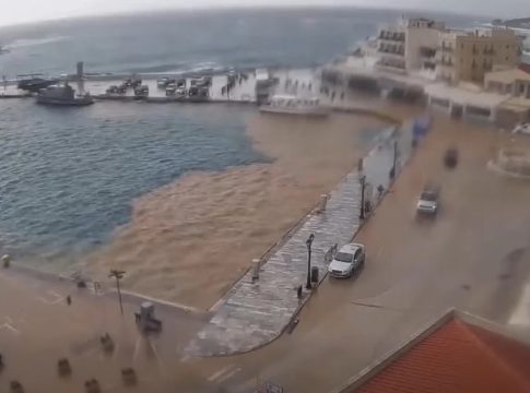 Εντυπωσιακές εικόνες από την Τήνο: Η κακοκαιρία «μετέτρεψε» τη θάλασσα σε καφέ μέσα σε λίγα λεπτά
