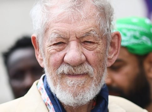 Ο Ίαν ΜακΚέλεν στους δρόμους του Λονδίνου υπέρ των δικαιωμάτων των ΛΟΑΤΚΙ+