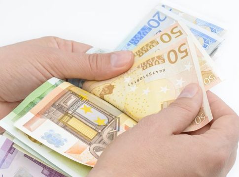 Επίδομα 300 ευρώ: Ποιοι είναι οι δικαιούχοι και πότε θα δοθεί