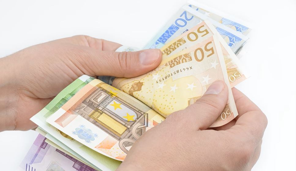 Επίδομα 300 ευρώ: Ποιοι είναι οι δικαιούχοι και πότε θα δοθεί