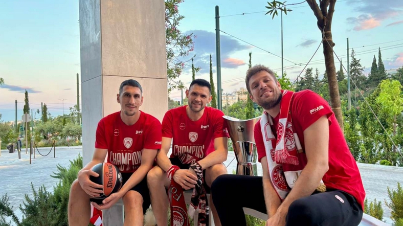 Ο Ολυμπιακός έστειλε ξεχωριστή καλημέρα με Βεζένκοφ, Παπανικολάου, Λαρεντζάκη και την κούπα της Euroleague (pic)