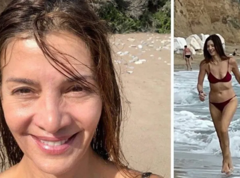 Η Κατερίνα Λέχου ποζάρει με μαγιό στα 59 της