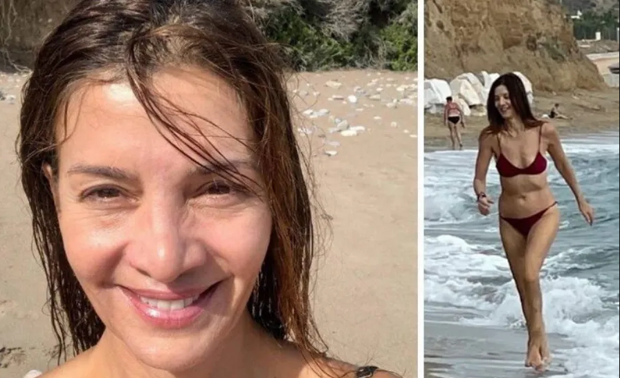Η Κατερίνα Λέχου ποζάρει με μαγιό στα 59 της