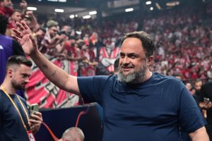 Στο «T-Center» ο Βαγγέλης Μαρινάκης για τον τελικό – Αποθέωση από τον κόσμο (vids, pics)