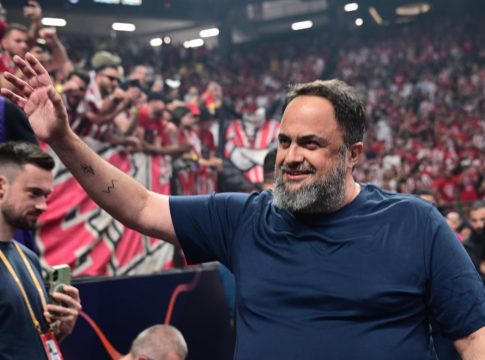 Στο «T-Center» ο Βαγγέλης Μαρινάκης για τον τελικό – Αποθέωση από τον κόσμο (vids, pics)