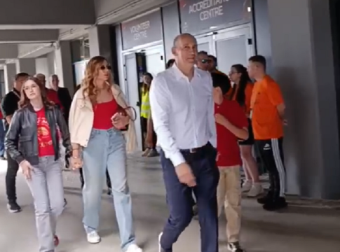 Έφτασε στο «Τ-Center» ο Παναγιώτης Αγγελόπουλος με την οικογένειά του (vid)