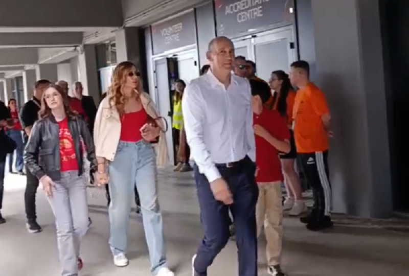 Έφτασε στο «Τ-Center» ο Παναγιώτης Αγγελόπουλος με την οικογένειά του (vid)