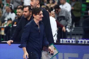 Χαρτόνια με το πρόσωπο του Γιαννακόπουλου στο Telekom Center (pics)