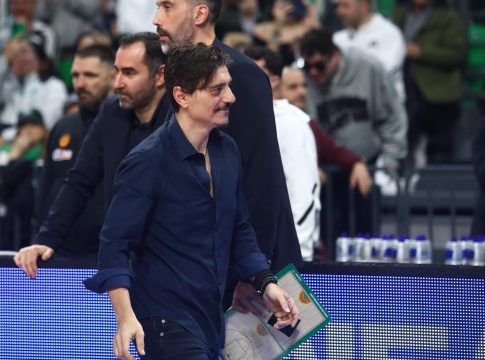 Χαρτόνια με το πρόσωπο του Γιαννακόπουλου στο Telekom Center