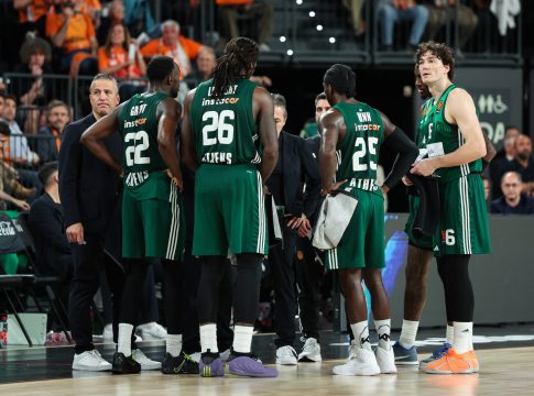 Βίντεο της ΚΑΕ Παναθηναϊκός με άντρα της ασφάλειας της Βαλένθια να κρατά από το χέρι τον Ρογκαβόπουλο (vid)
