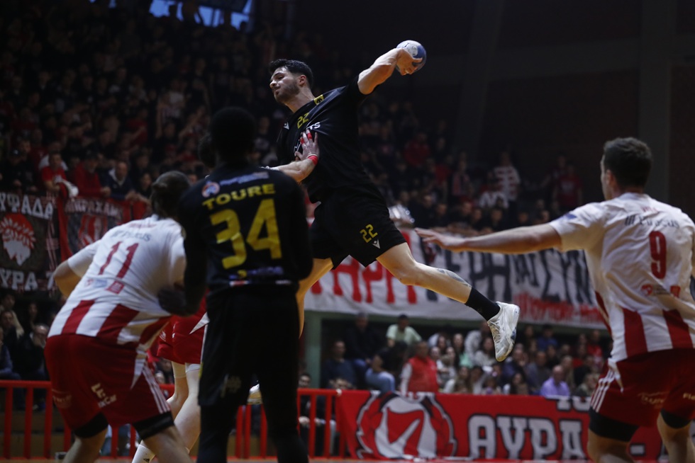 Ολυμπιακός – ΑΕΚ 32-33: Break από την «Ένωση» και προβάδισμα τίτλου