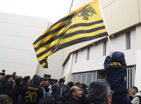 Κοσμοσυρροή οπαδών έξω από την Allwyn Arena στην τελευταία προπόνηση της ΑΕΚ πριν το ντέρμπι με τον Παναθηναϊκό (pics)