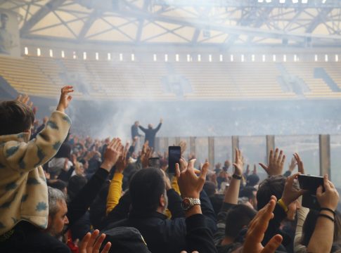 Κοσμοσυρροή οπαδών στην τελευταία προπόνηση της ΑΕΚ πριν το ντέρμπι με τον Παναθηναϊκό (pics)