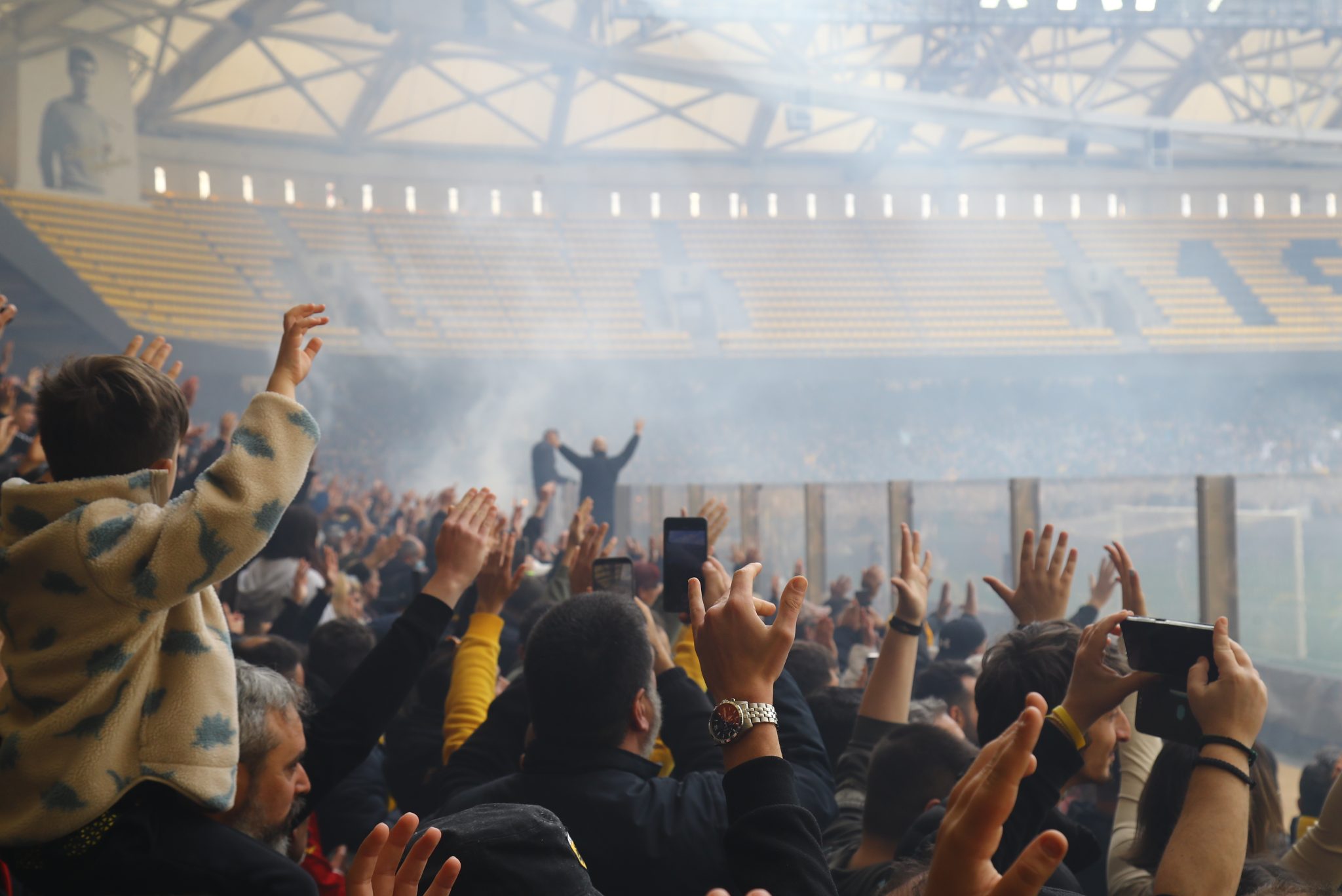 Κοσμοσυρροή οπαδών στην τελευταία προπόνηση της ΑΕΚ πριν το ντέρμπι με τον Παναθηναϊκό (pics)