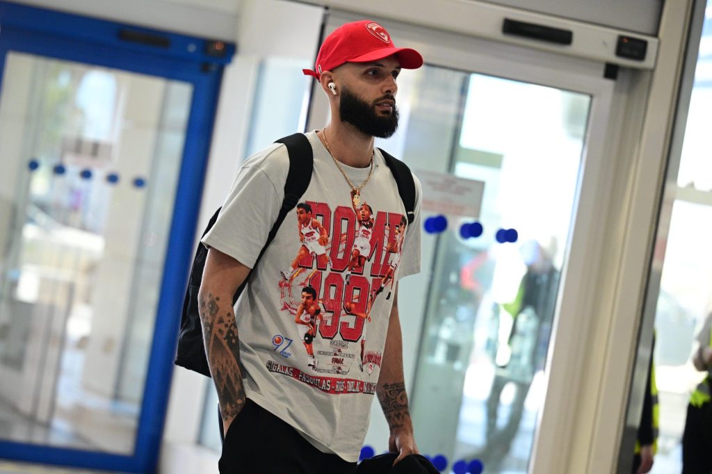 Το μπλουζάκι… γέφυρα στο παρελθόν του Φουρνιέ με Ρίβερς και Σιγάλα (pics)