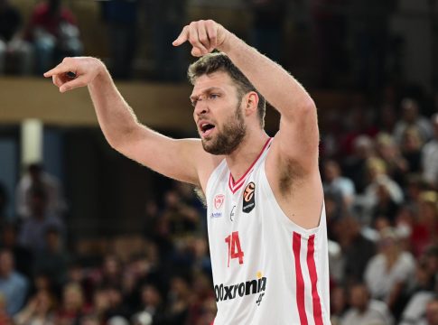 To απίθανο buzzer beater τρίποντο του Βεζένκοφ από το κέντρο (vid)