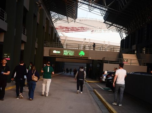 Xρήση δακρυγόνων από την αστυνομία έξω από το «Telekom Center»