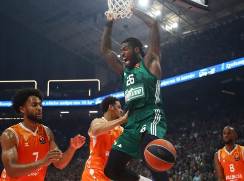 Κάρφωσε και ξεσήκωσε το κοινό του «Telekom Center» ο Λεσόρ (vid)
