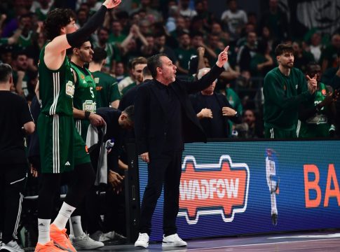 Χειραψίες Μαρτίνεθ και Σερέλη στα αποδυτήρια μετά το Game 3 (vid)