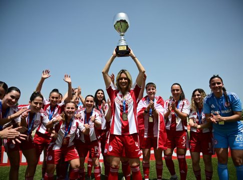 Ολυμπιακός: Η απονομή του πρωταθλήματος στην ομάδα ποδοσφαίρου γυναικών (vid)