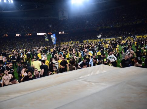 «Έκρηξη» χαράς στην ΑΕΚ! Εκατοντάδες οπαδοί συρρέουν στον αγωνιστικό χώρο για να πανηγυρίσουν το πρωτάθλημα! (vids)