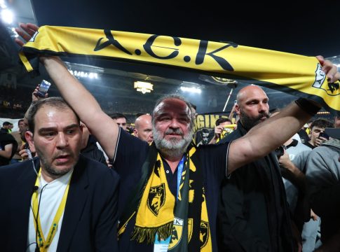 Έκανε τον γύρο του θριάμβου με το κασκόλ της ΑΕΚ ο Ηλιόπουλος (vids)