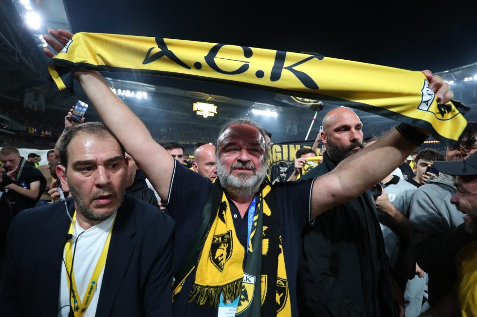 Έκανε τον γύρο του θριάμβου με το κασκόλ της ΑΕΚ ο Ηλιόπουλος (vids)