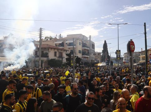 «Τρέλα» και στο ξενοδοχείο της ΑΕΚ, φίλαθλοι έκαναν τη Συγγρού «κιτρινόμαυρη»
