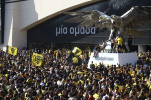 Μεγάλη ένταση έξω από την Allwyn Arena με την αστυνομία και οπαδούς