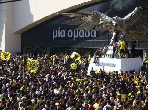 Μεγάλη ένταση έξω από την Allwyn Arena με την αστυνομία και οπαδούς