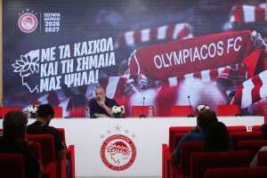 «Με τα κασκόλ και τη σημαία μας ψηλά»: Η ΠΑΕ Ολυμπιακός παρουσίασε τα διαρκείας 2026-27