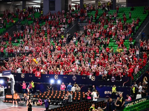 Κατακόκκινο το «Τ-Center» – Χαμός από τους οπαδούς του Ολυμπιακού (pics)