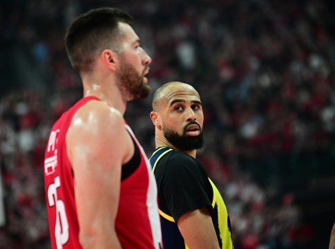 Τρελή αποθέωση στον Πίτερς (vids)