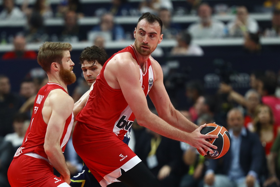Κάρφωσε δυναμικά στο καλάθι της Φενέρ ο Μιλουτίνοφ (vid)