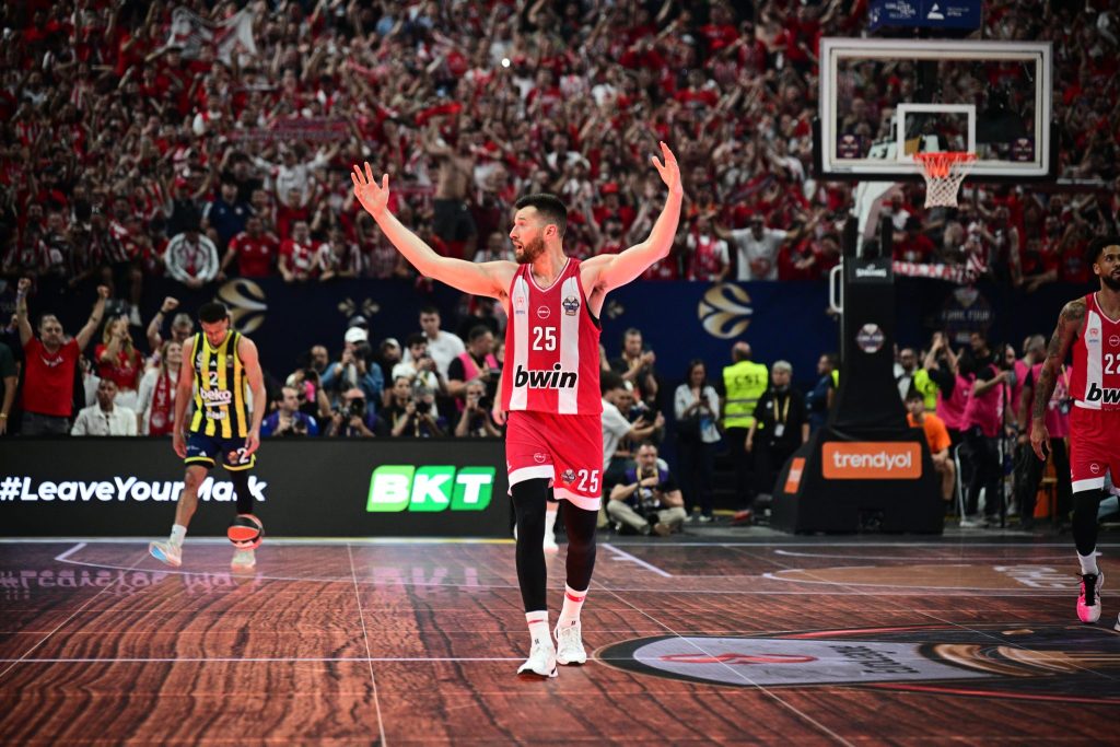 Τρελό γλέντι στο κατακόκκινο «Τ-Center» (vids)