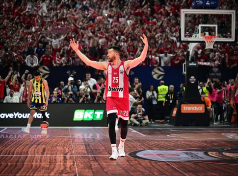 Τρελό γλέντι στο κατακόκκινο «Τ-Center»