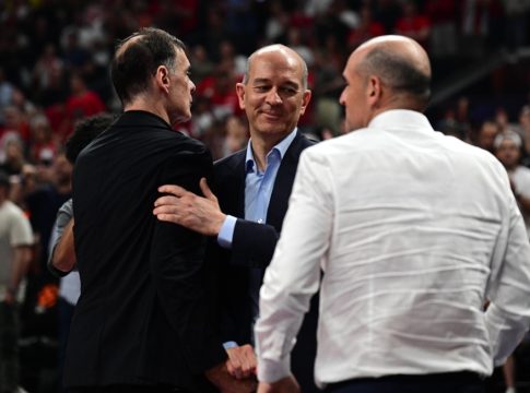 Ολυμπιακός: Τα συγχαρητήρια των Αγγελόπουλων στον Μπαρτζώκα και η υψωμένη γροθιά του κόουτς! (pics)