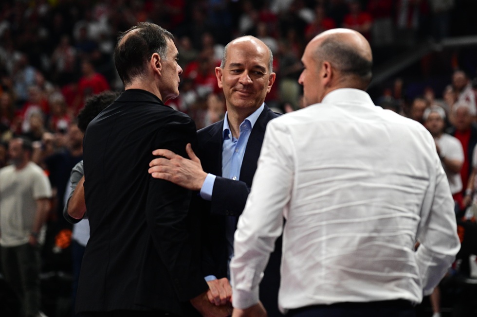 Ολυμπιακός: Τα συγχαρητήρια των Αγγελόπουλων στον Μπαρτζώκα και η υψωμένη γροθιά του κόουτς! (pics)