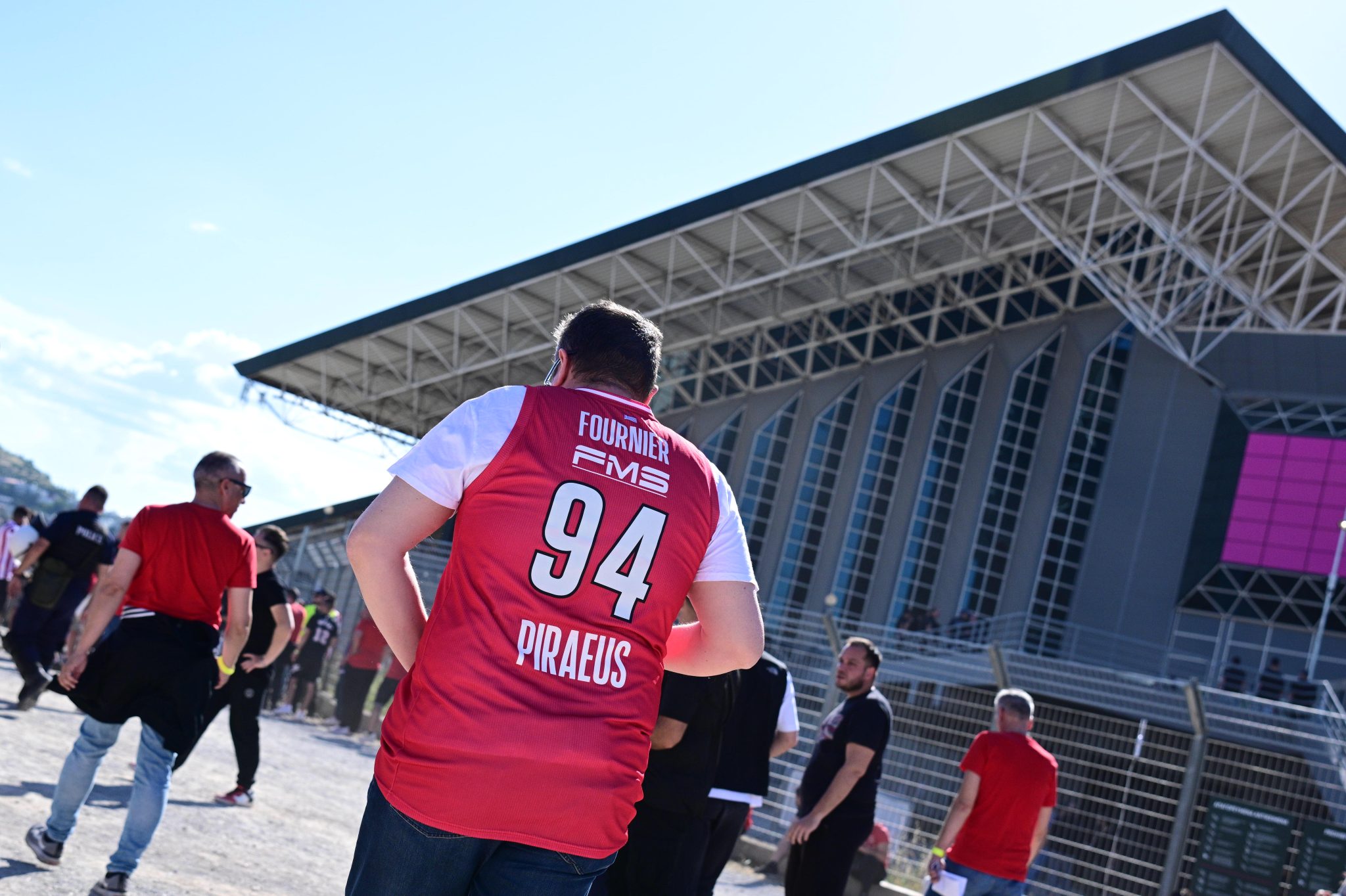 Έφτασαν οι πρώτοι οπαδοί του Ολυμπιακού στο ΟΑΚΑ (pics)