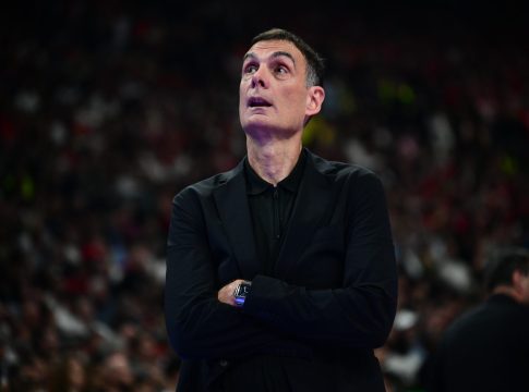 Συγκλονιστική στιγμή: Η υπόκλιση του Μπαρτζώκα στον κόσμο του Ολυμπιακού